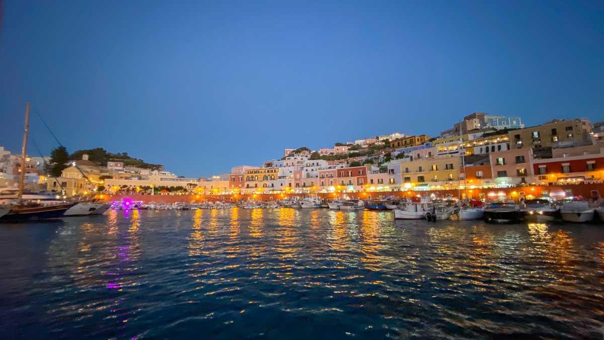 Come raggiungere Ponza da Roma? Guida a traghetti e orari 2026