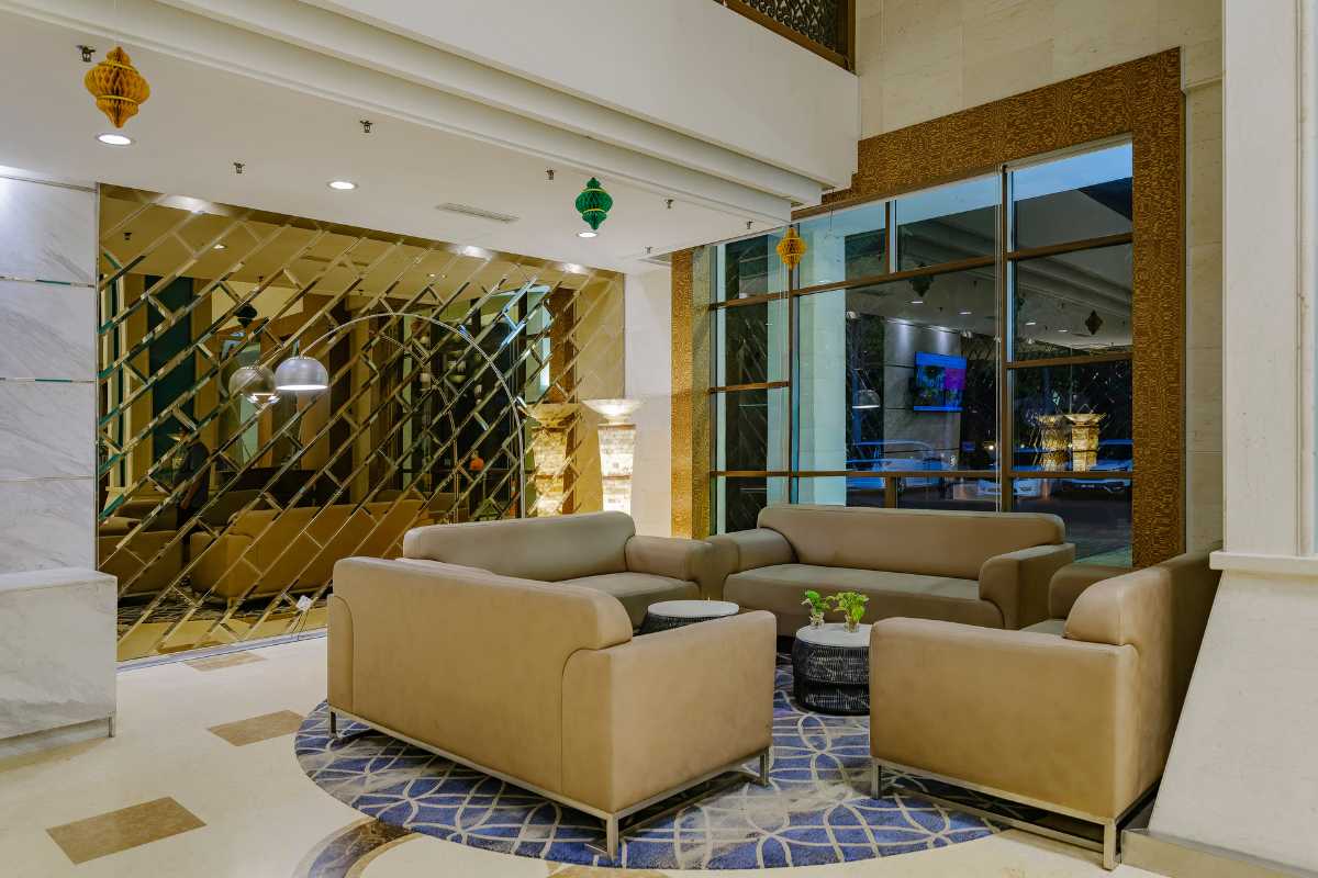 Veduta panoramica del porto di Ponza al tramonto, con le case colorate e le barche ormeggiate, atmosfera vibrante da località mediterranea