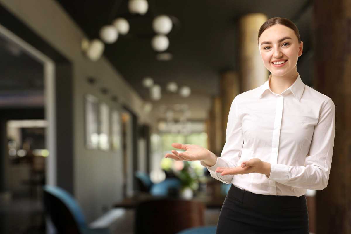 Scorcio di un ristorante tipico sul porto di Ponza, tavoli apparecchiati con piatti di pesce, vista sul mare, atmosfera conviviale