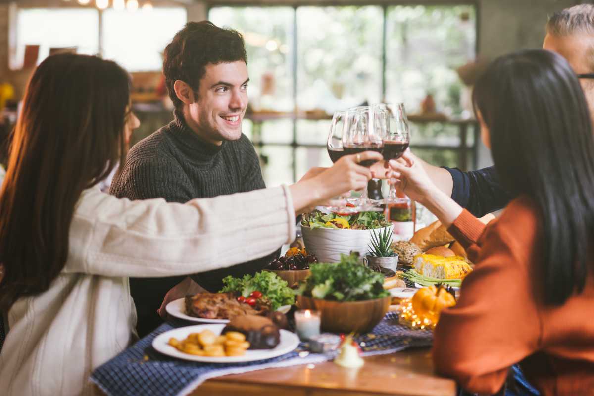 Bancarella di street food a Ponza, tielle e fritti esposti, gente che compra, ambiente allegro e vivace